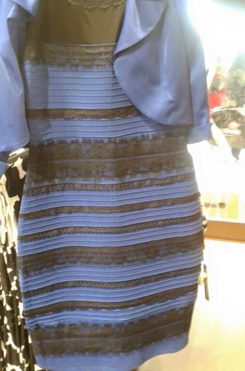 Ce culoare are aceast rochie?